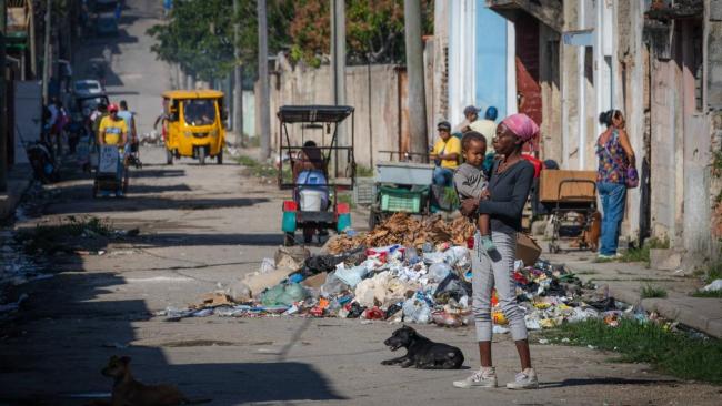 Cubanos en una calle de Matanzas.