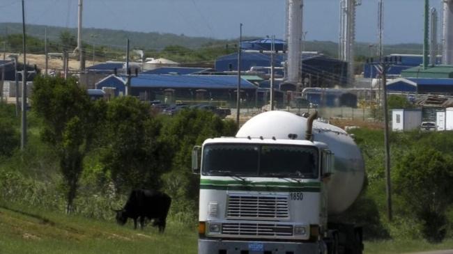 Un camión de combustible cerca de la planta de Energás.