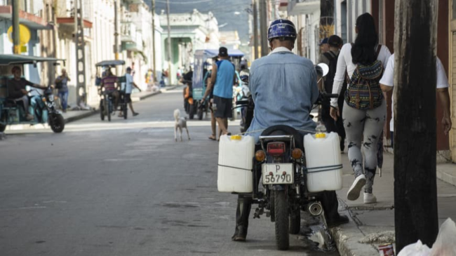 Personas cargando agua en Holguín.