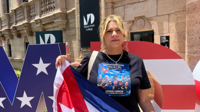 Una activista cubana se manifiesta frente a la Freedom Tower en Miami el 20 de mayo.