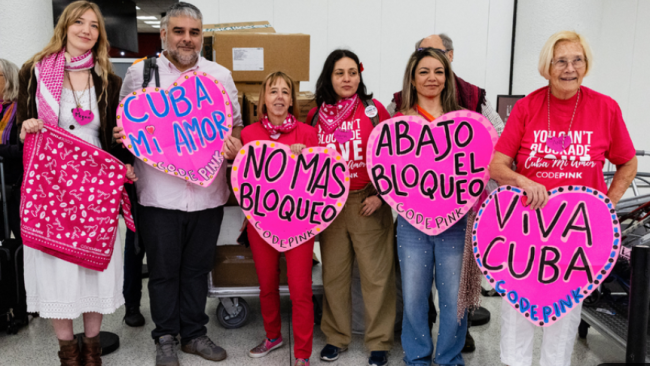 Miembros de CodePink en el Aeropuerto Internacional de Miami el 20 de marzo de 2026, antes de un viaje a Cuba. 