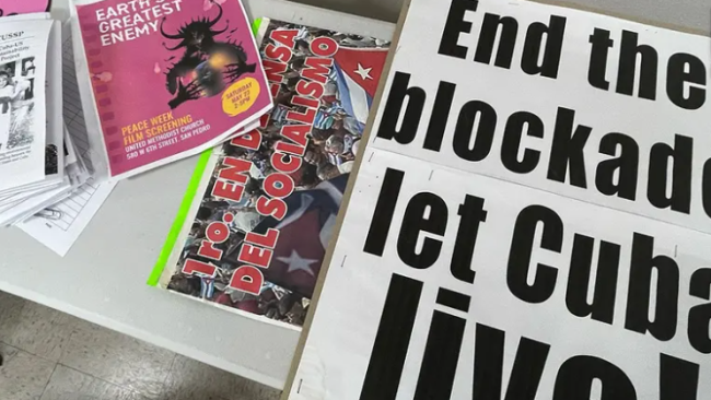 Material disponible en una reunión en apoyo al régimen en California, el 9 de mayo de 2026. 