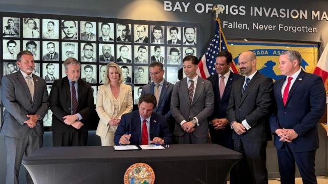 RonDeSantis firma la ley HB 905 de Florida.