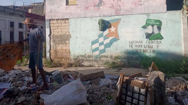 Una calle de La Habana con propaganda al fondo.