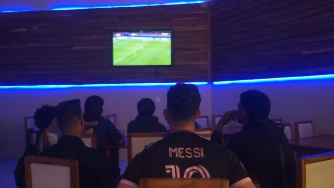 Amantes del fútbol en Cuba viendo un partido en un hotel.