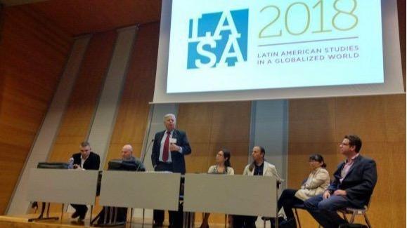 Varios funcionarios cubanos en un panel de un Congreso LASA.