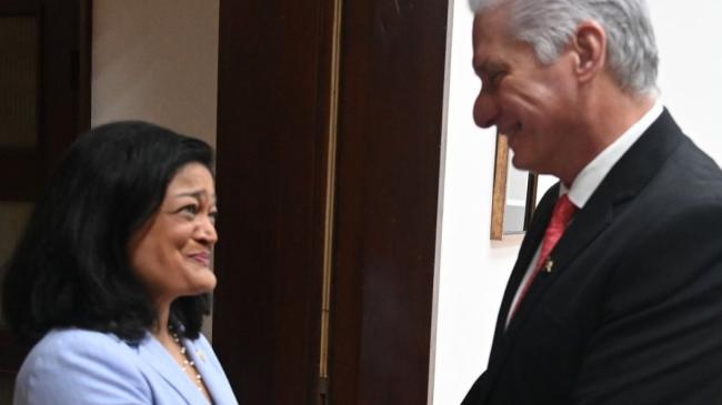 La legisladora de EEUU Pramila Jayapal junto a Miguel Díaz-Canel en La Habana en abril último.