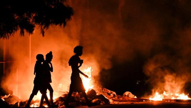 Un basurero incendiado en una calle de La Habana durante un apagón.