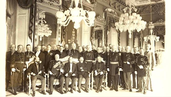 Tomás Estrada Palma con representantes del Ejército de EEUU en el Palacio de los Capitanes Generales, La Habana, 20 de mayo de 1902.