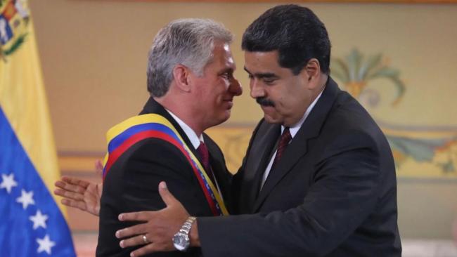 Miguel Díaz-Canel y Nicolás Maduro se abrazan.