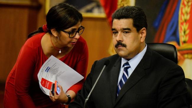 Delcy Rodríguez rindiendo cuentas al entonces presidente Nicolás Maduro.