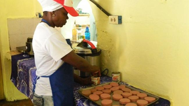Una trabajadora del SAF en Villa Clara prepara un almuerzo.