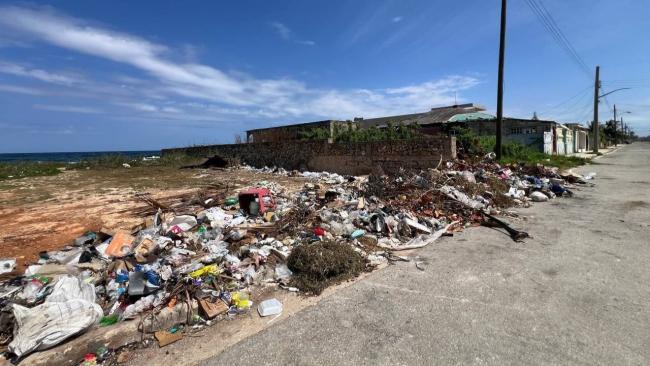 Basura en Santa Fe en La Habana.