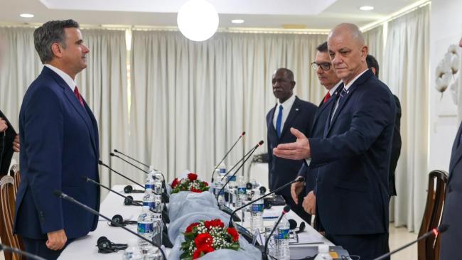 John Ratcliffe con el jefe de la inteligencia cubana, el general Ramón Romero Curbelo (d).