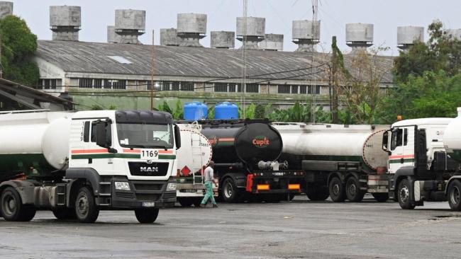 Camiones de combustible de Cupet en la refinería Ñico López, de La Habana.