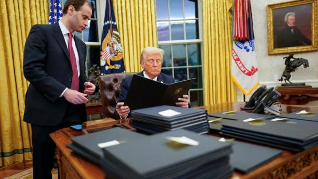 Donald Trump junto a otro funcionario en la Casa Blanca.