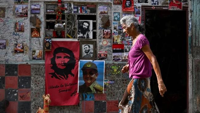 Una cubana en una calle de La Habana.
