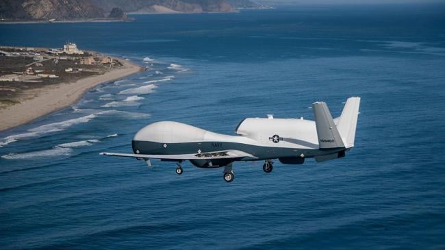 Un dron MQ-4C Triton BLKCAT5 en pleno vuelo.