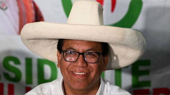 Roberto Sánchez con el sombrero que le regaló Pedro Castillo.
