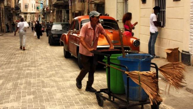 Un barrendero en La Habana.