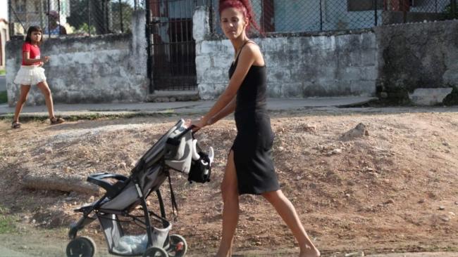 Una mujer con un bebé en Cuba.