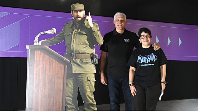 Miguel Díaz-Canel y su esposa, Lis Cuesta, junto a una silueta de cartón de Fidel Castro.