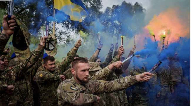 Militares ucranianos en ceremonia por un camarada caído, 2024. 