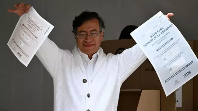 Gustavo Petro en campaña por su candidato.