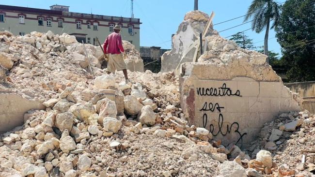 Un hombre camina entre las ruinas de lo que fue el Instituto Superior de Diseño (ISDi), en La Habana.
