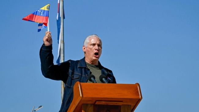 Miguel Díaz-Canel con una banderita venezolana.