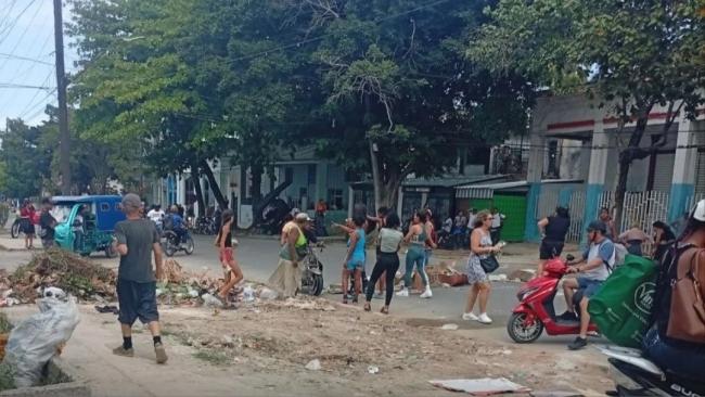 Protesta de mujeres por falta de agua en la Calzada de Diez de Octubre, La Habana.
