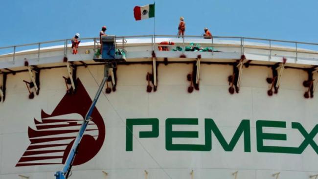 Obreros en una instalación de PEMEX.