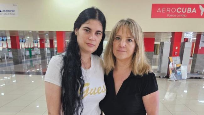 Sissi Abascal Zamora (i) a su llegada a Miami.