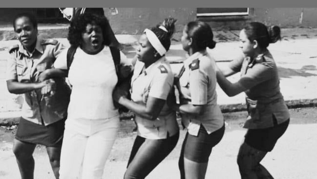 Represion contra la líder de la Damas de Blanco, Berta Soler.