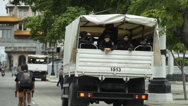 Un camión con agentes de las fuerzas especiales, La Habana, 2021.