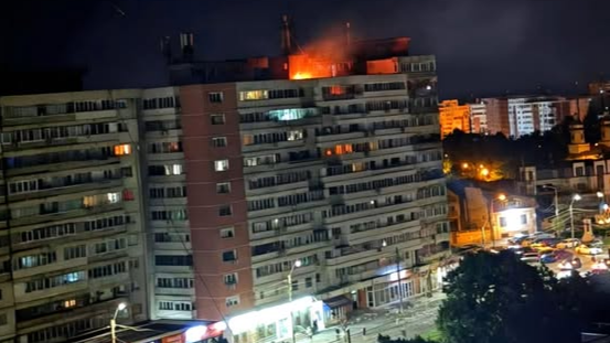 La edificación impactada por el ataque.