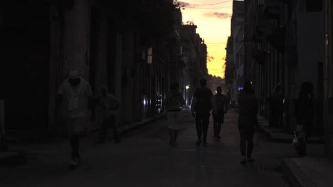 Una calle de La Habana en pleno apagón.