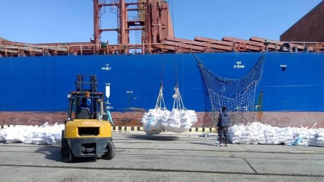 Descarga de arroz donado por China en el Puerto de La Habana.