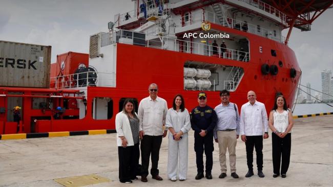El buque con ayuda para Cuba y funcionarios de Colombia involucrados en el envío.