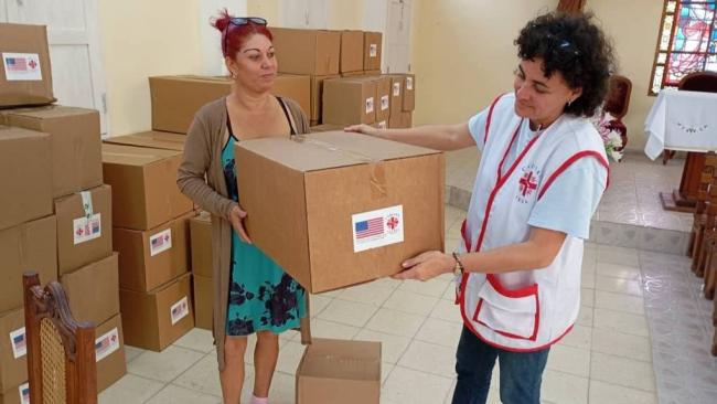 Entrega de ayuda humanitaria enviada por EEUU a Cuba.