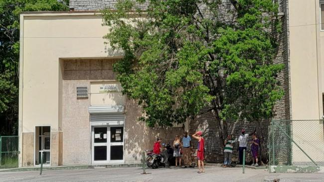 Cubanos en una cola en el Banco Metropolitano de La Habana.
