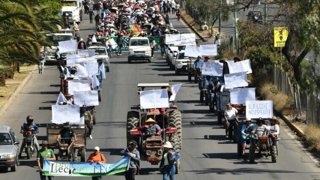 Manifestación de agricultores bolivianos afectados por los bloqueos de caminos.