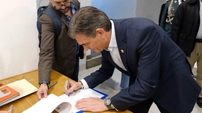 Rodrigo Paz firma el decreto del estado de excepción.