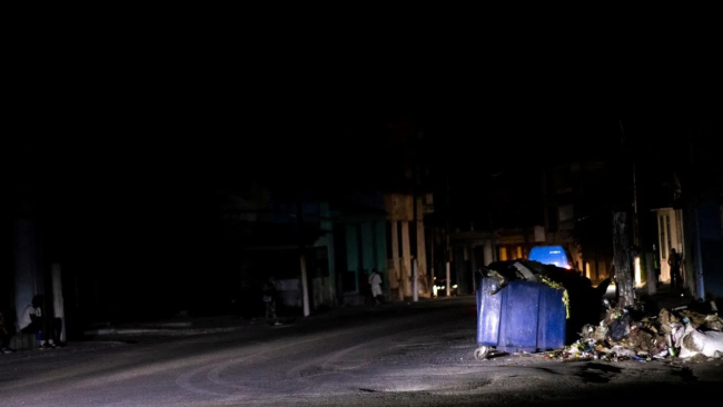 Una calle durante un apagón en Cuba.