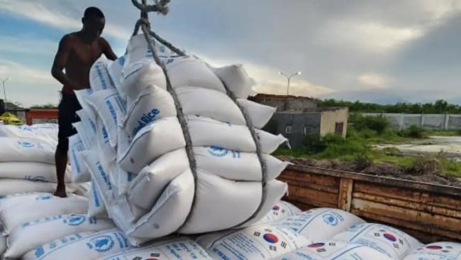 Descarga de arroz donado por Corea del Sur.