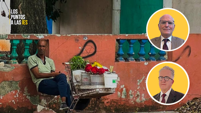 El economista Elías Amor y el analista Andrés Cañizález. De fondo, un vendedor en La Habana.
