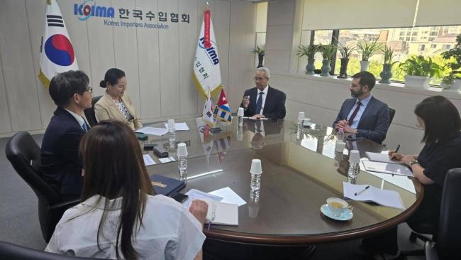 Reunión de negocios entre funcionario de Cuba y Corea del Sur.
