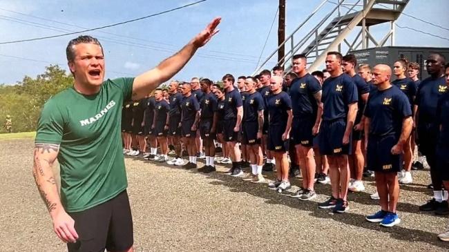 El secretario de Guerra, Pete Hegseth, saludando a las tropas en la base de Guantánamo, Cuba.