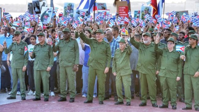 Díaz-Canel y otros dirigentes en acto de apoyo a Raúl Castro.