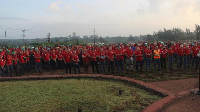 Trabajadores de Moa Nickel durante un matutino.